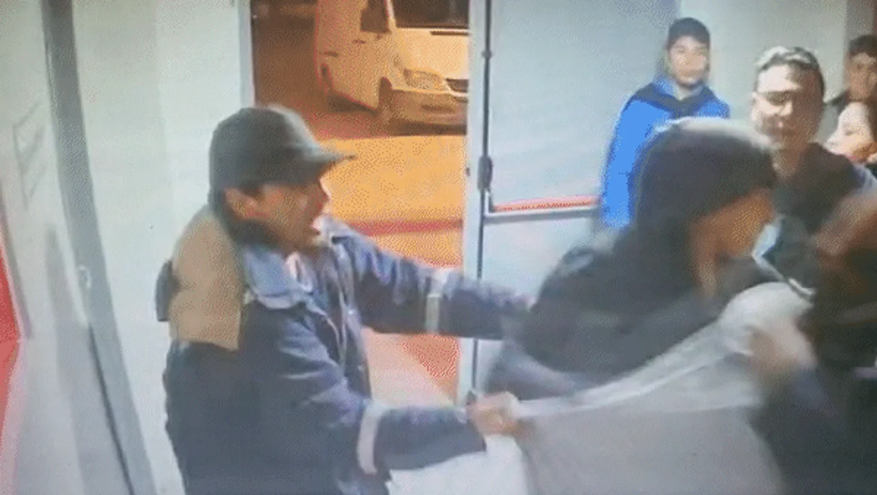 Atacó a trompadas al hijo de su ex en un boliche de Rincón de los Sauces