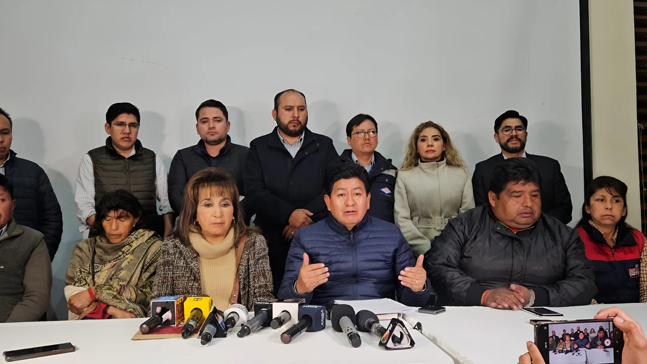  Gobierno y transporte pesado logran avances y piden suspender bloqueo