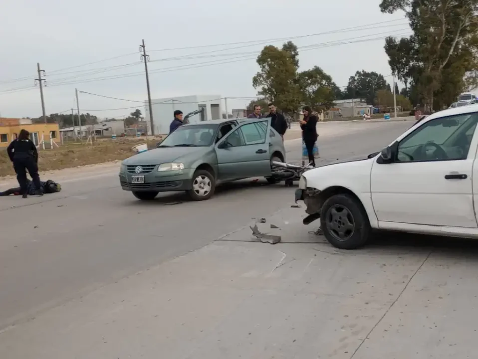 Violento choque en avenida Eva Perón y Sarmiento deja motociclista herido