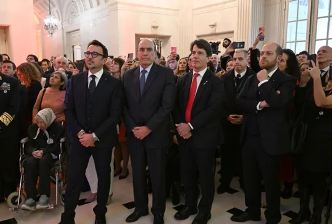 Reapareció el echado Nicolas Posse en una fiesta de la Embajada de Italia