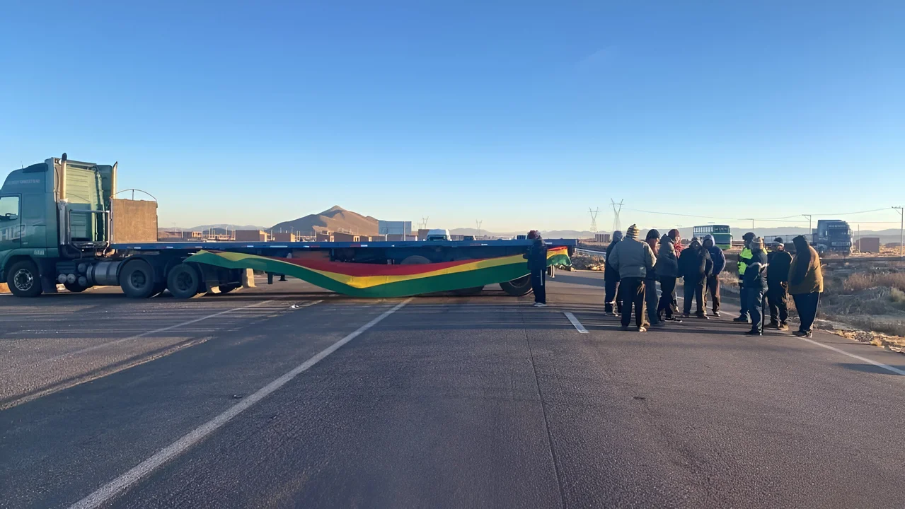 Bloqueos en carreteras generan pérdidas de bs 4,8 millones por día, advierte la att