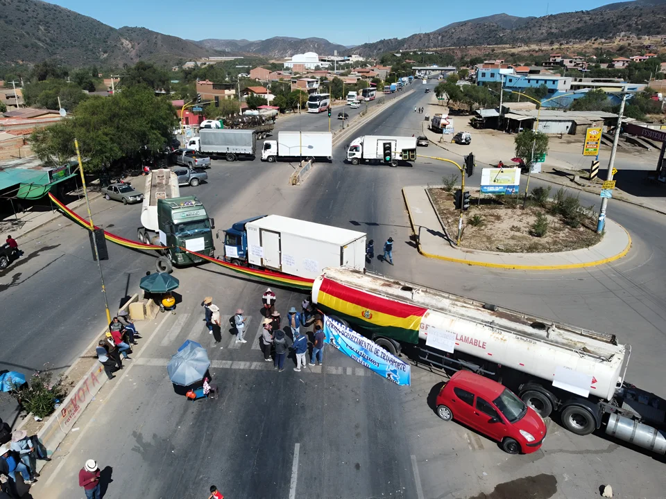Bloqueos en bolivia: gobierno reporta 10 puntos y alista demanda por daños