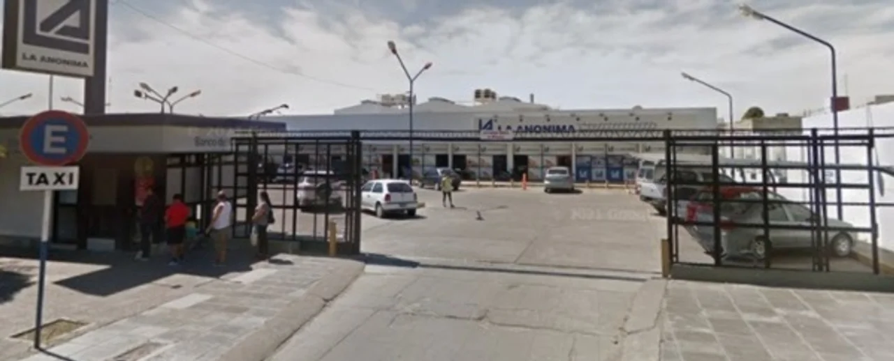 Joven detenido por intentar robar botella de gin en supermercado de Trelew