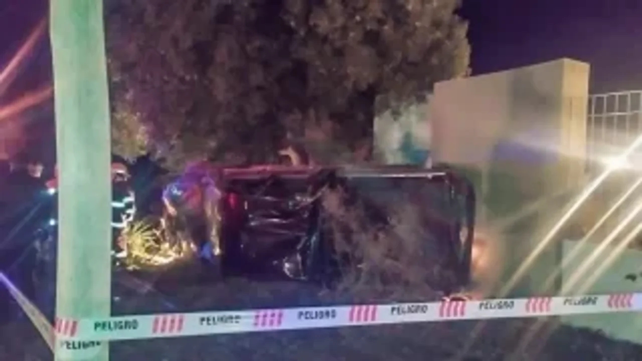 Un adolescente le robó el auto a su papá, chocó contra una casa y murió