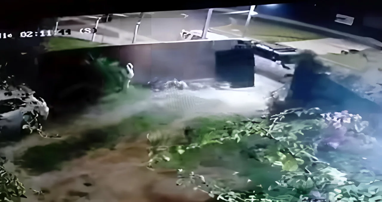 Descontrol en Sajonia: militar ebrio impacta con su auto en una casa y trata de huir
