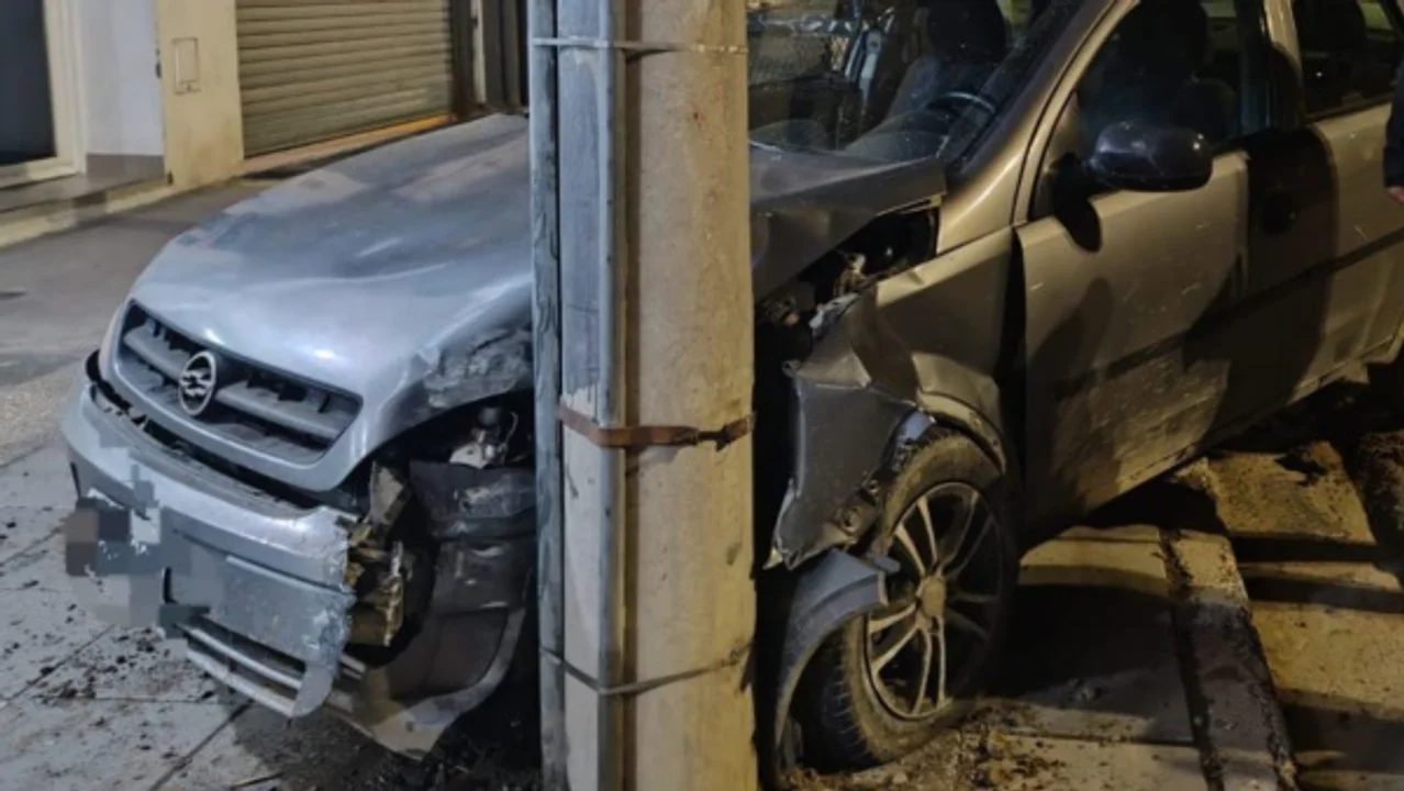 Circulaba con 2,53 g/L de alcohol y se incrustó en un poste de luz