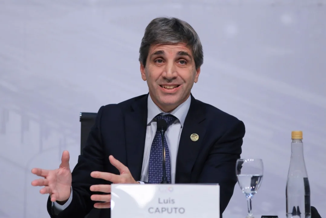 Caputo volvió a lograr superávit en mayo, en medio de la pulseada con el Congreso