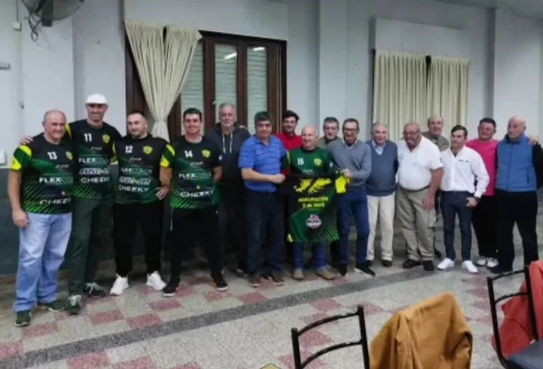 Mariano Moreno rinde homenaje a los Héroes de Malvinas con su nueva camiseta de vóley