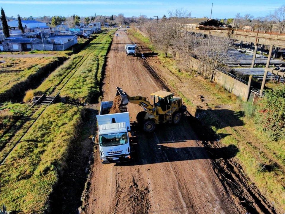 Avanzan trabajos de limpieza y mantenimiento vial en barrios de Olavarría
