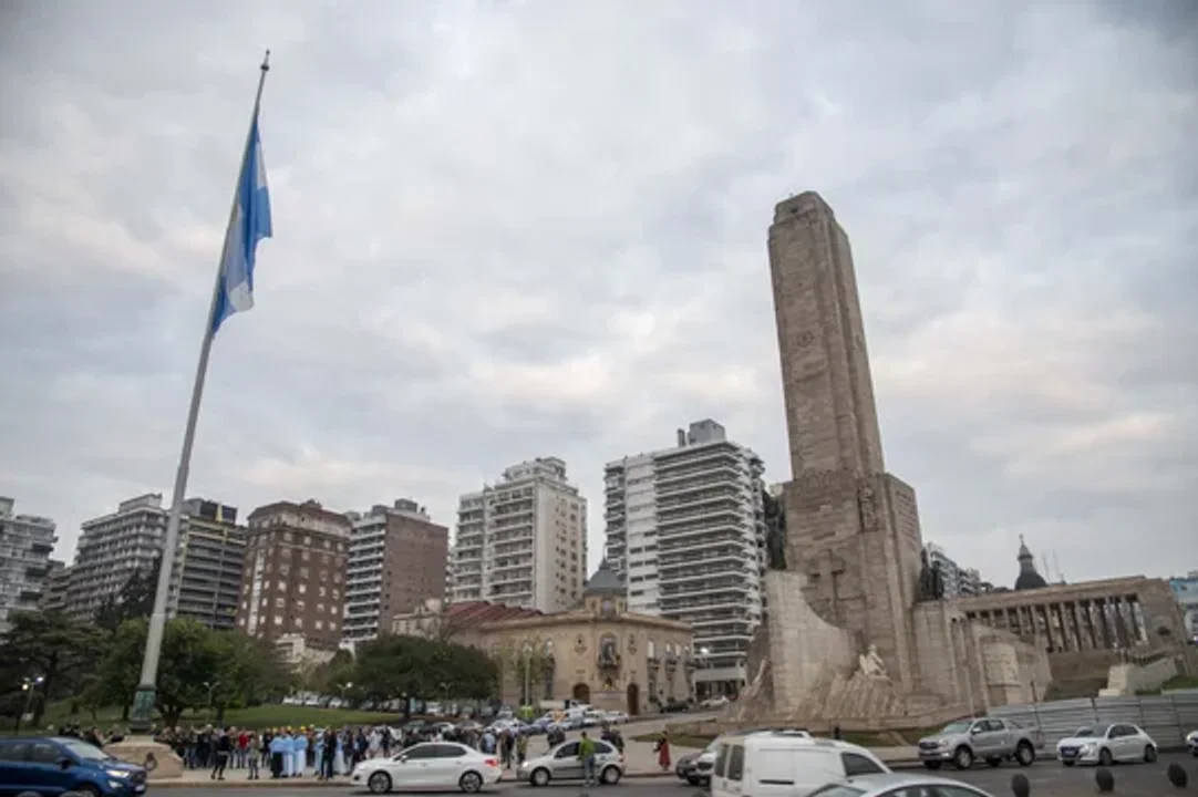 Después de ocho meses, el Monumento a la Bandera volvió a tener la enseña patria