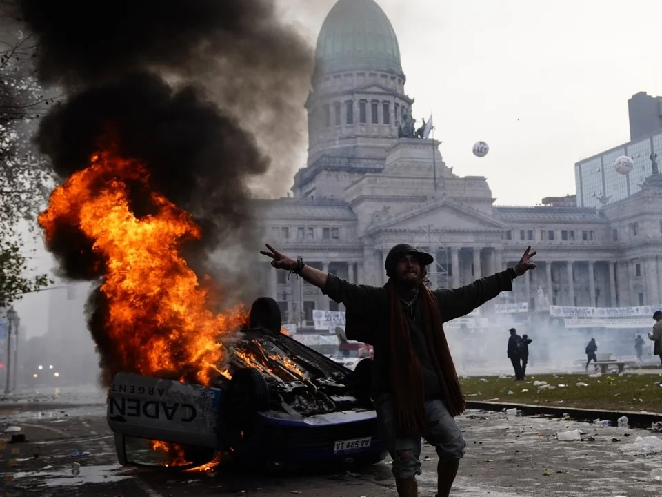 Bombas molotov, dos autos incendiados, enfrentamientos y 13 detenidos