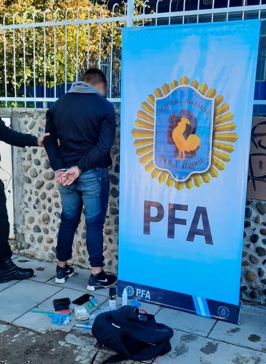 Operativo “High school drug”: detuvieron a un dealer que vendía droga en la puerta de un colegio
