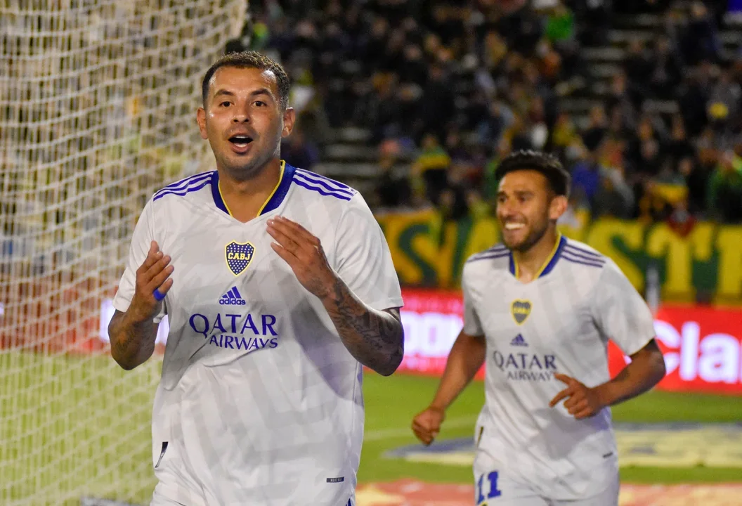 Balearon el auto de un ex jugador de Boca en un intento de robo en Colombia
