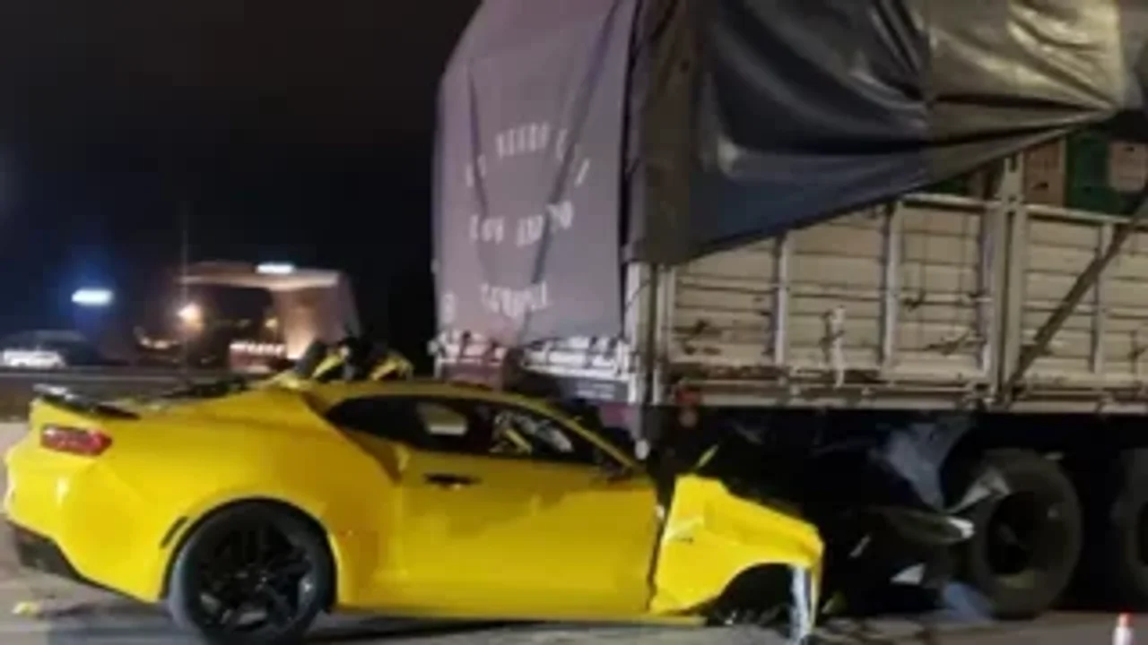 Chocó su Chevrolet Camaro contra un camión y murió