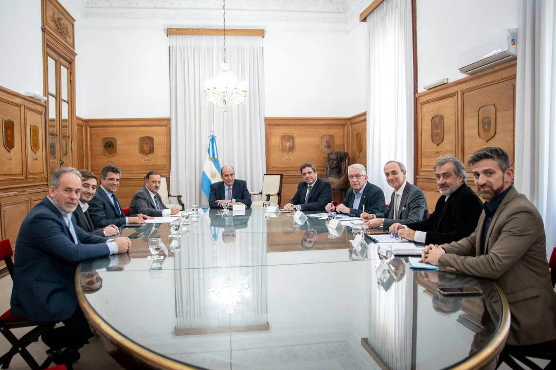 Reunión entre funcionarios riojanos y federales.