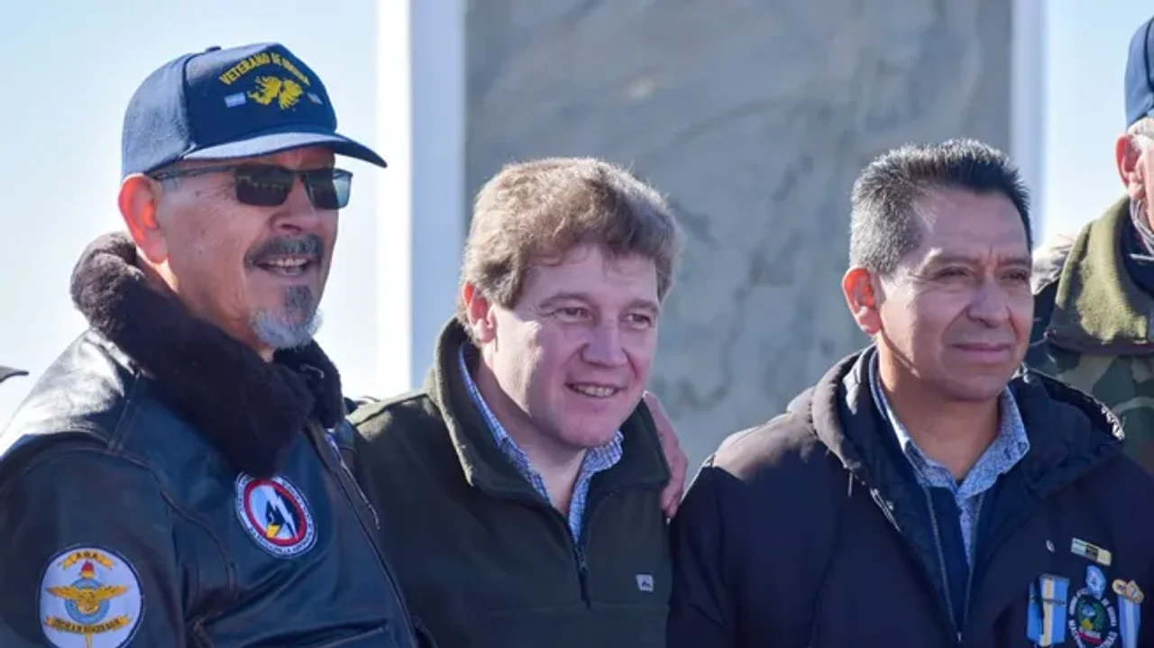 Gustavo Melella y ex combatientes de Malvinas.
