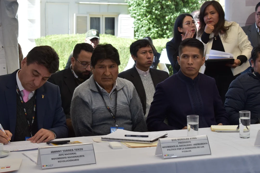 Encuentro Multipartidario: Participan jefes, delegados de las 11 partidos políticos y dos alianzas, el presidente del senado y ministros de Estado en nombre del Ejecutivo.