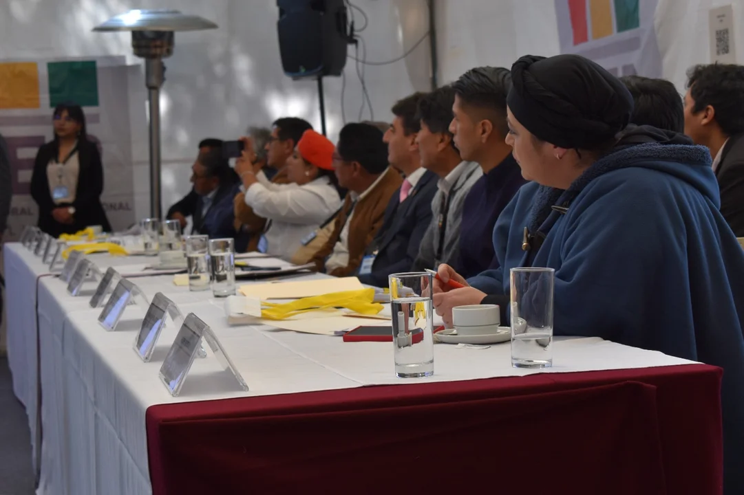 Encuentro Multipartidario: Participan jefes, delegados de las 11 partidos políticos y dos alianzas, el presidente del senado y ministros de Estado en nombre del Ejecutivo.