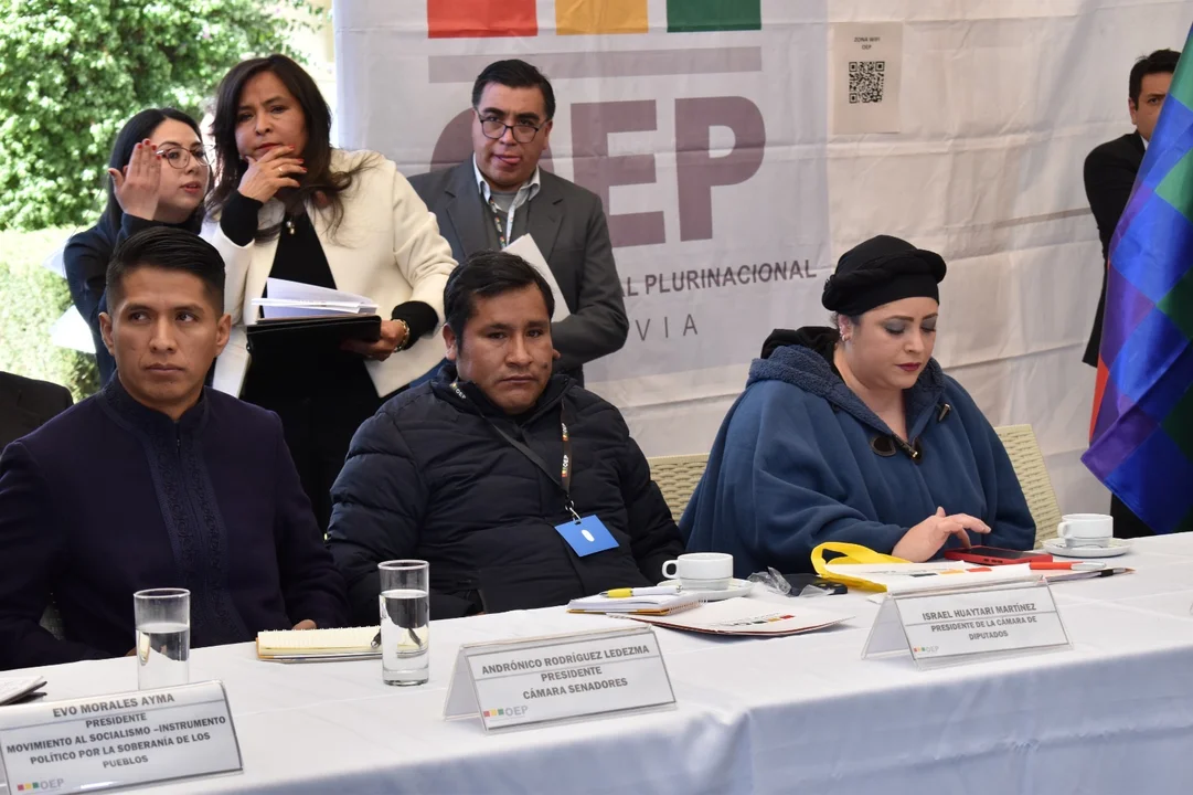 Encuentro Multipartidario: Participan jefes, delegados de las 11 partidos políticos y dos alianzas, el presidente del senado y ministros de Estado en nombre del Ejecutivo.