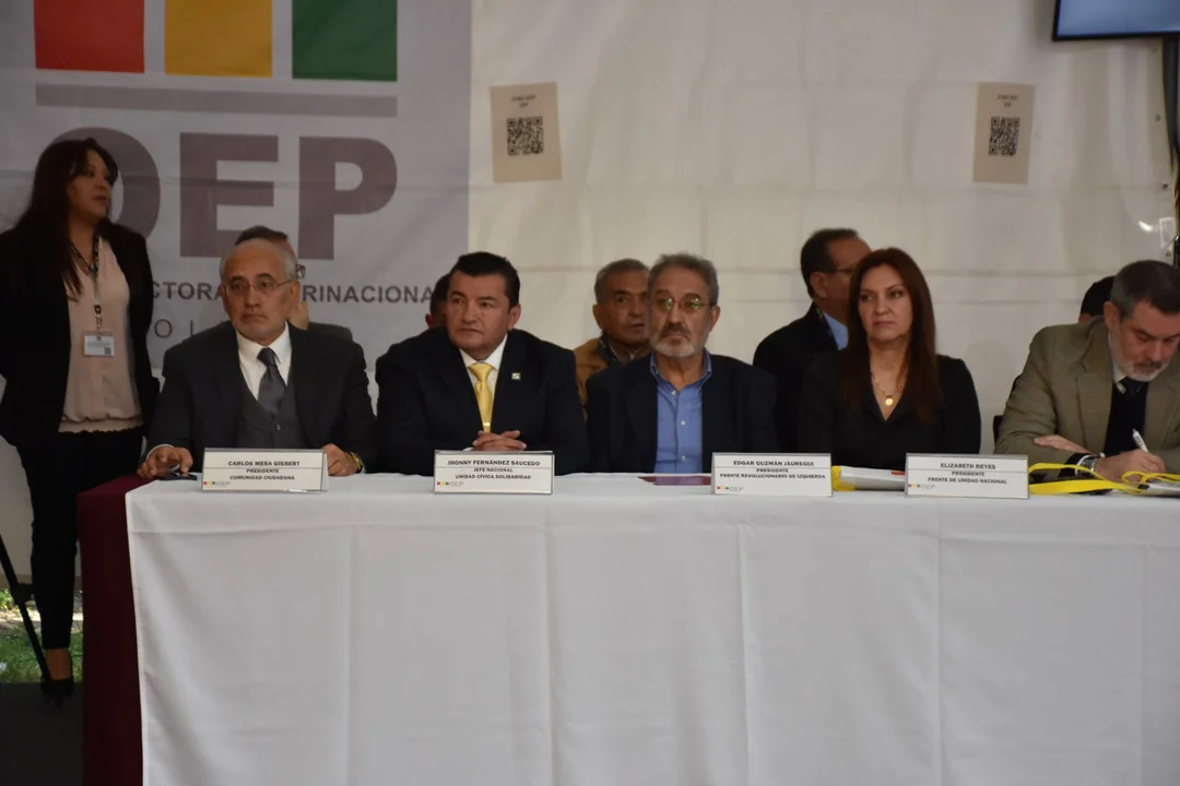 Encuentro Multipartidario: Participan jefes, delegados de las 11 partidos políticos y dos alianzas, el presidente del senado y ministros de Estado en nombre del Ejecutivo.