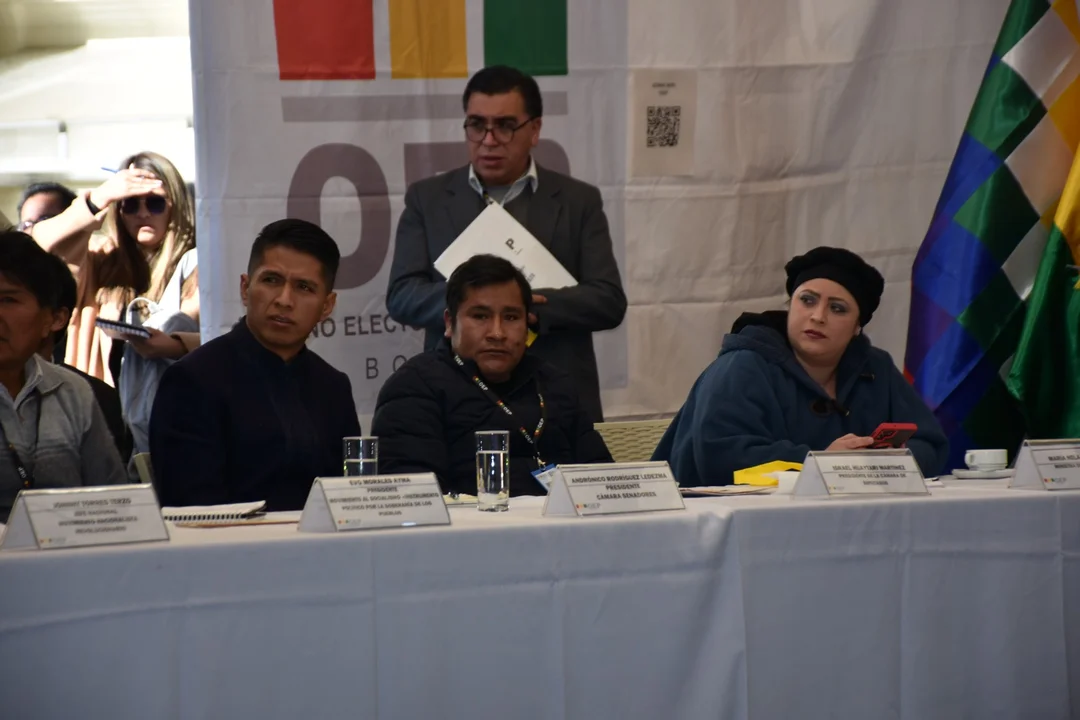 Encuentro Multipartidario: Participan jefes, delegados de las 11 partidos políticos y dos alianzas, el presidente del senado y ministros de Estado en nombre del Ejecutivo.