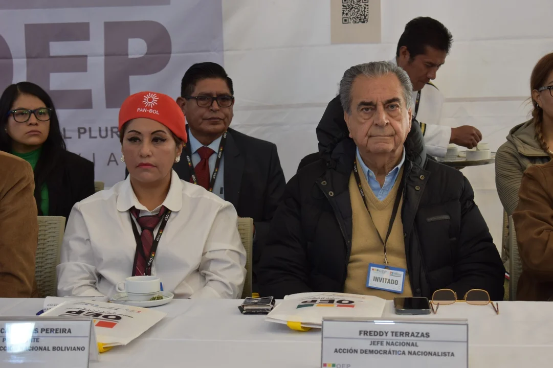 Encuentro Multipartidario: Participan jefes, delegados de las 11 partidos políticos y dos alianzas, el presidente del senado y ministros de Estado en nombre del Ejecutivo.