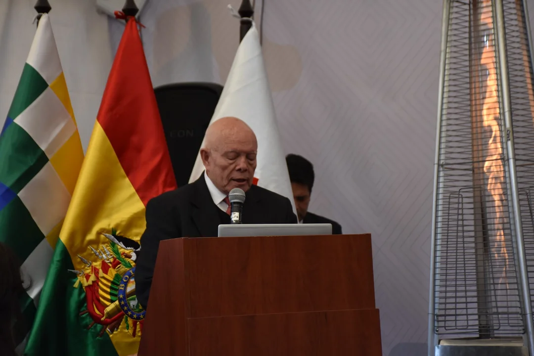 Encuentro Multipartidario: Participan jefes, delegados de las 11 partidos políticos y dos alianzas, el presidente del senado y ministros de Estado en nombre del Ejecutivo.