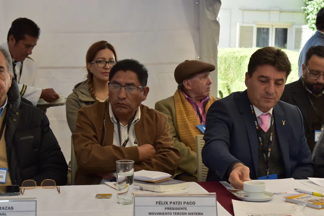 Encuentro Multipartidario: Participan jefes, delegados de las 11 partidos políticos y dos alianzas, el presidente del senado y ministros de Estado en nombre del Ejecutivo.