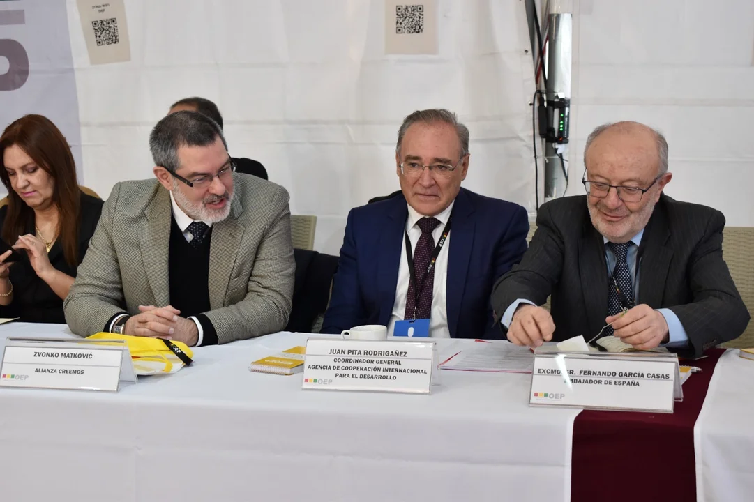 Encuentro Multipartidario: Participan jefes, delegados de las 11 partidos políticos y dos alianzas, el presidente del senado y ministros de Estado en nombre del Ejecutivo.