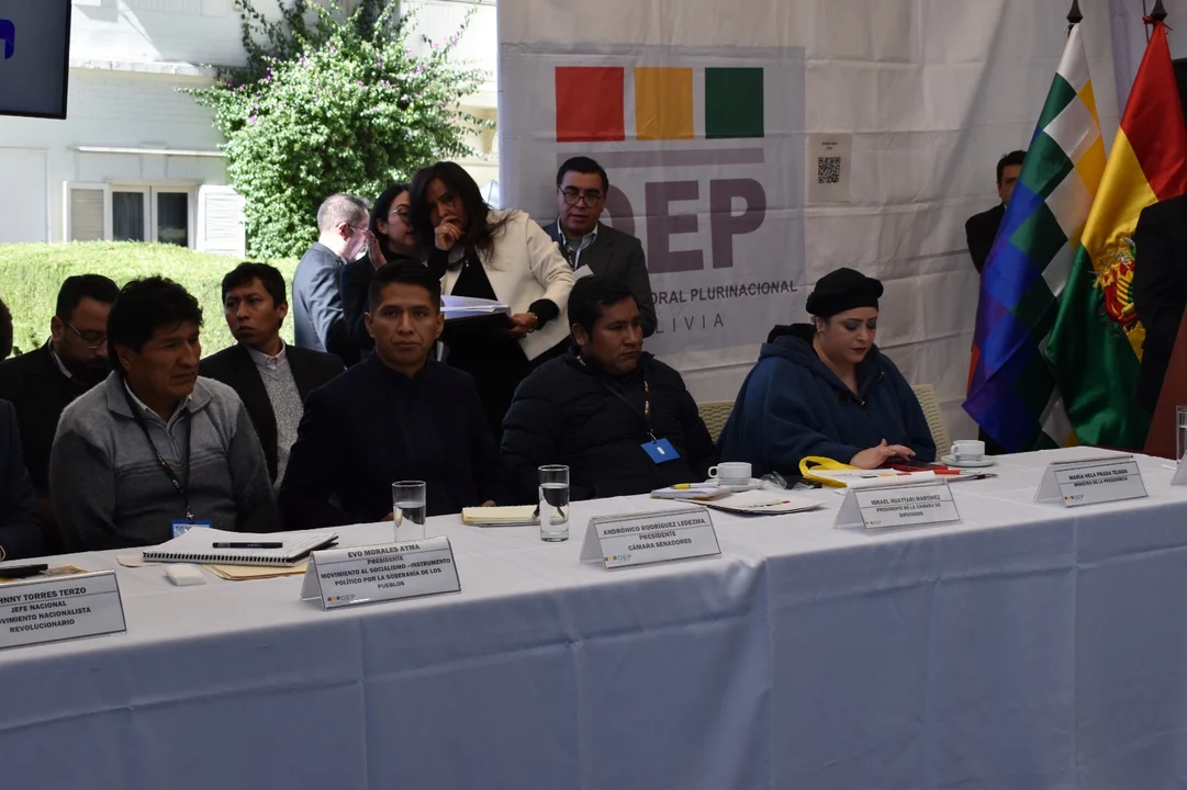 Encuentro Multipartidario: Participan jefes, delegados de las 11 partidos políticos y dos alianzas, el presidente del senado y ministros de Estado en nombre del Ejecutivo.