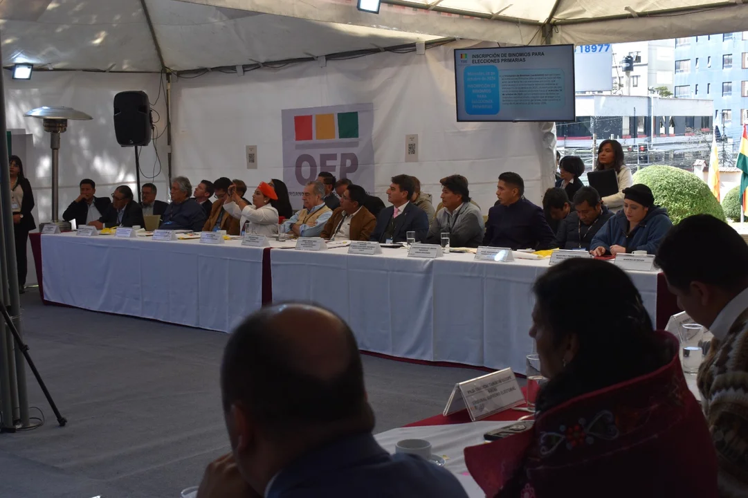 Encuentro Multipartidario: Participan jefes, delegados de las 11 partidos políticos y dos alianzas, el presidente del senado y ministros de Estado en nombre del Ejecutivo.