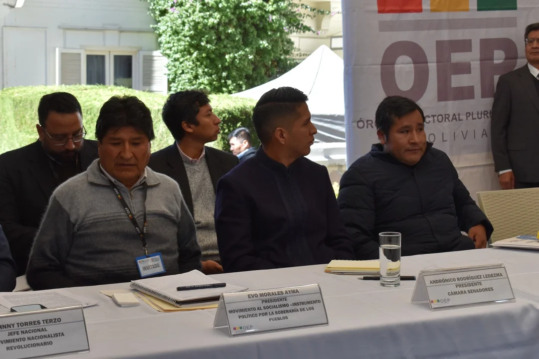 Encuentro Multipartidario: Participan jefes, delegados de las 11 partidos políticos y dos alianzas, el presidente del senado y ministros de Estado en nombre del Ejecutivo.