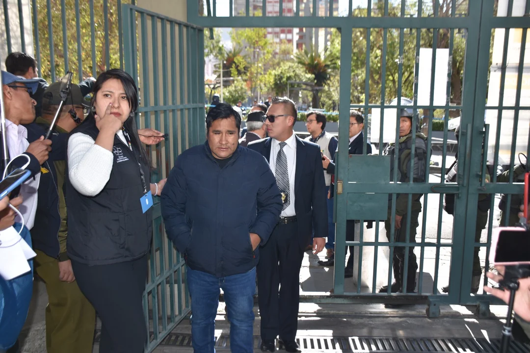 Encuentro Multipartidario: Participan jefes, delegados de las 11 partidos políticos y dos alianzas, el presidente del senado y ministros de Estado en nombre del Ejecutivo.