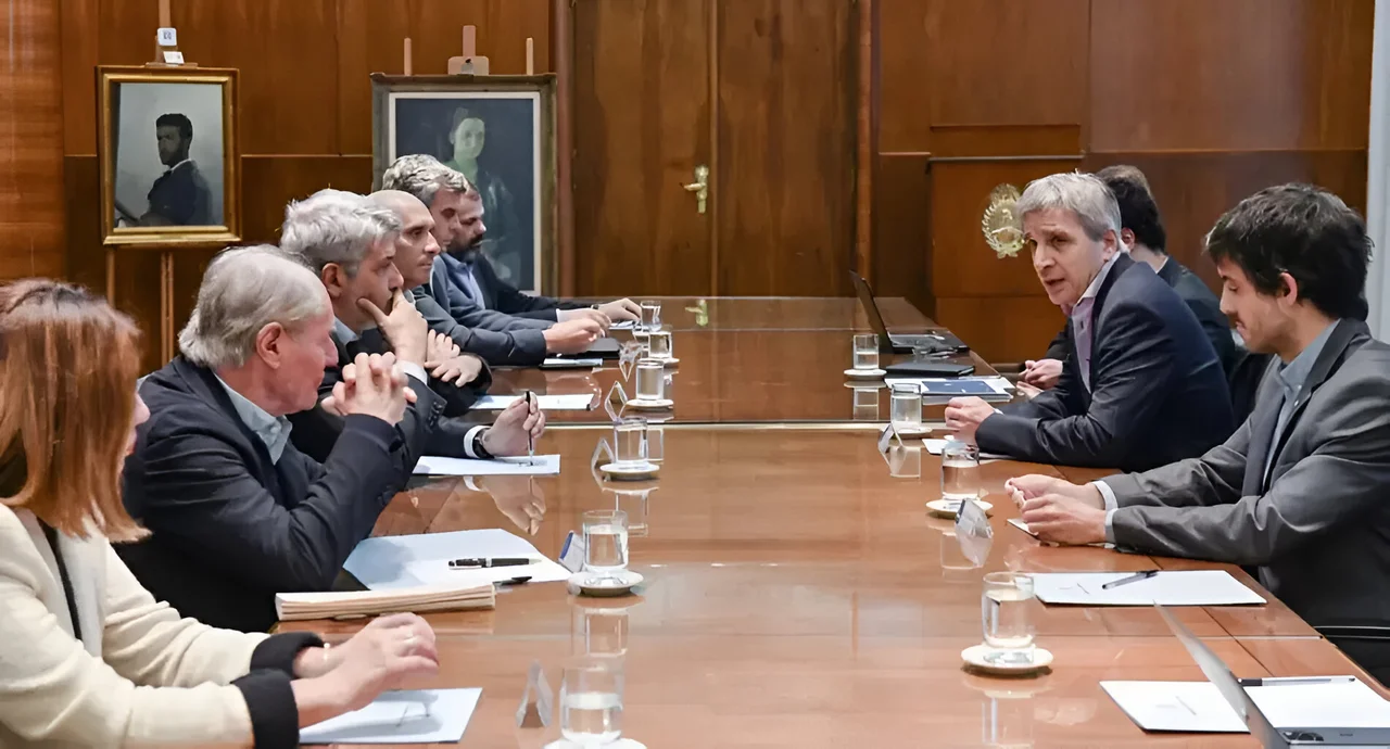 Reunión clave de Luis Caputo con supermercadistas antes de su viaje al G20