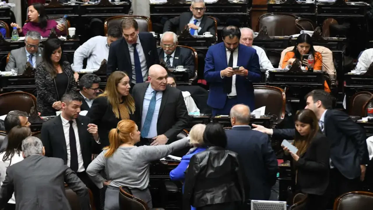 Opositores dialoguistas buscan frenar la estraga de $100 mil millones a la SIDE.