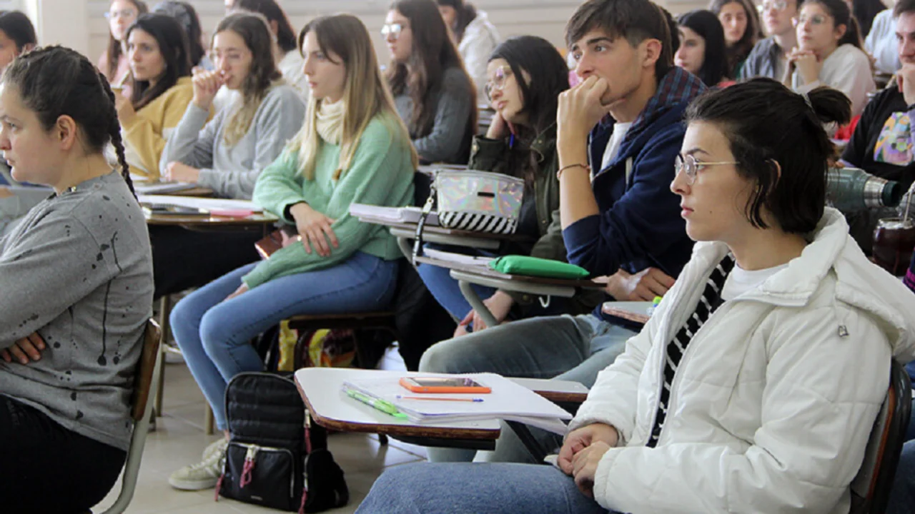 Aumentan los mínimos para acceder a la becas, pero el beneficio mensual seguirá congelado en $20.000.