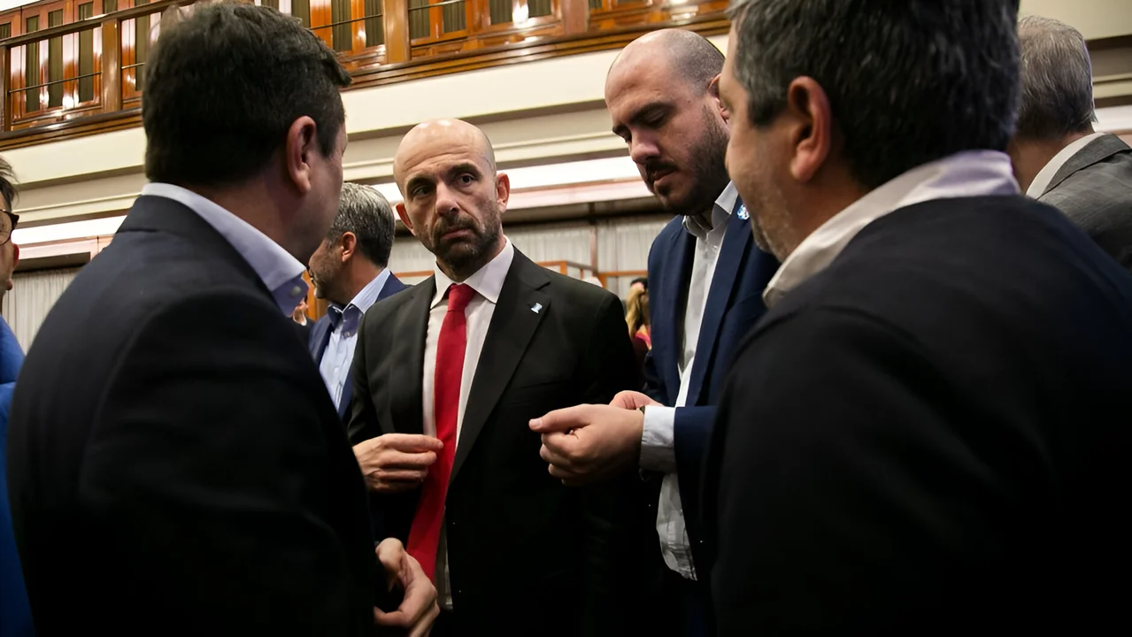 El gobierno ajusta tarifas: boleto de colectivos y servicios básicos suben en agosto
