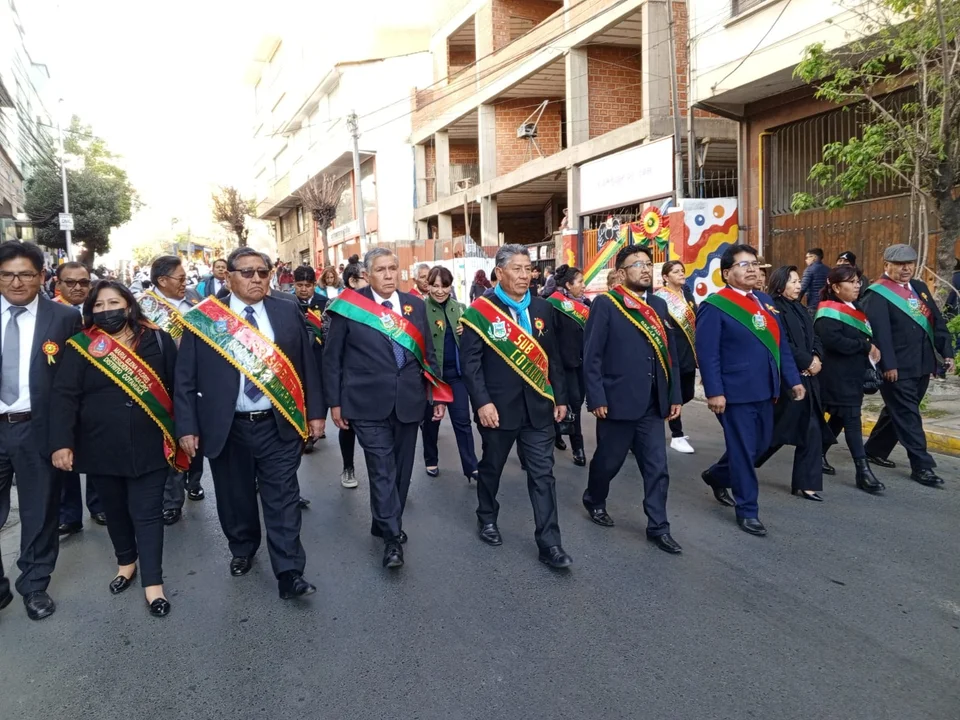 Inicio de desfiles cívicos en conmemoración por el 6 de agosto