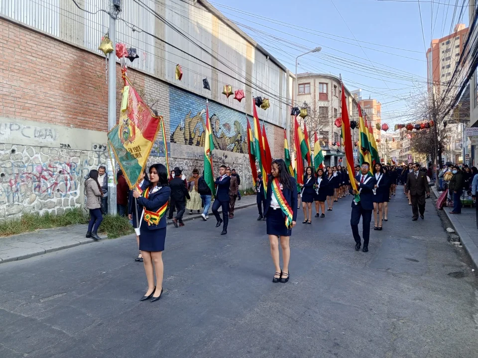 Inicio de desfiles cívicos en conmemoración por el 6 de agosto