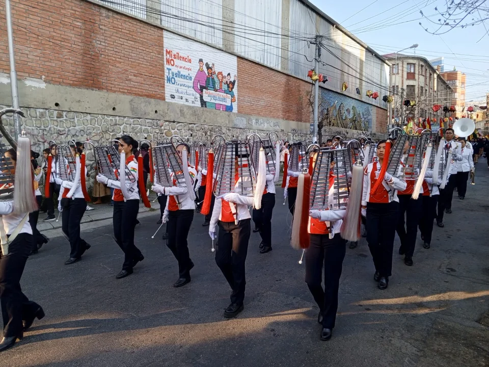 Inicio de desfiles cívicos en conmemoración por el 6 de agosto