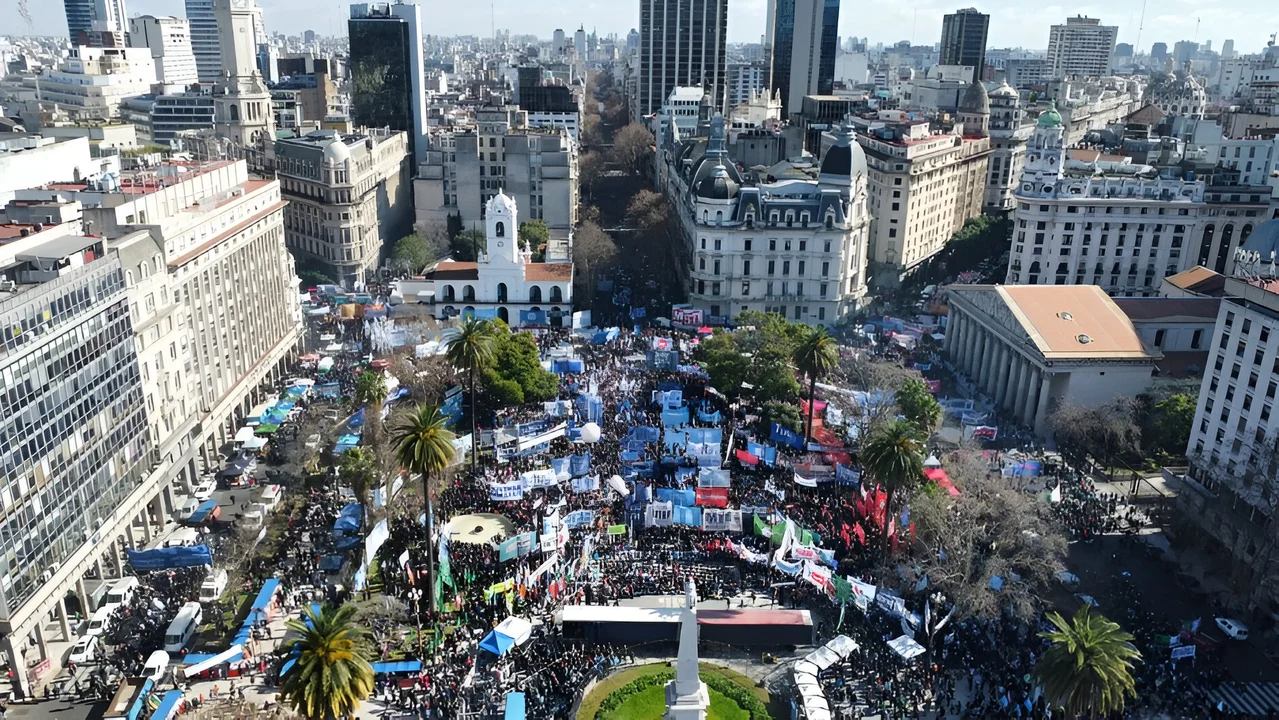 Plaza de Mayo Llena de Protestas