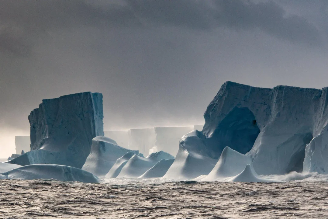 Fenómeno Geofísico: El Iceberg A23a Sigue Girando en el Océano Antártico