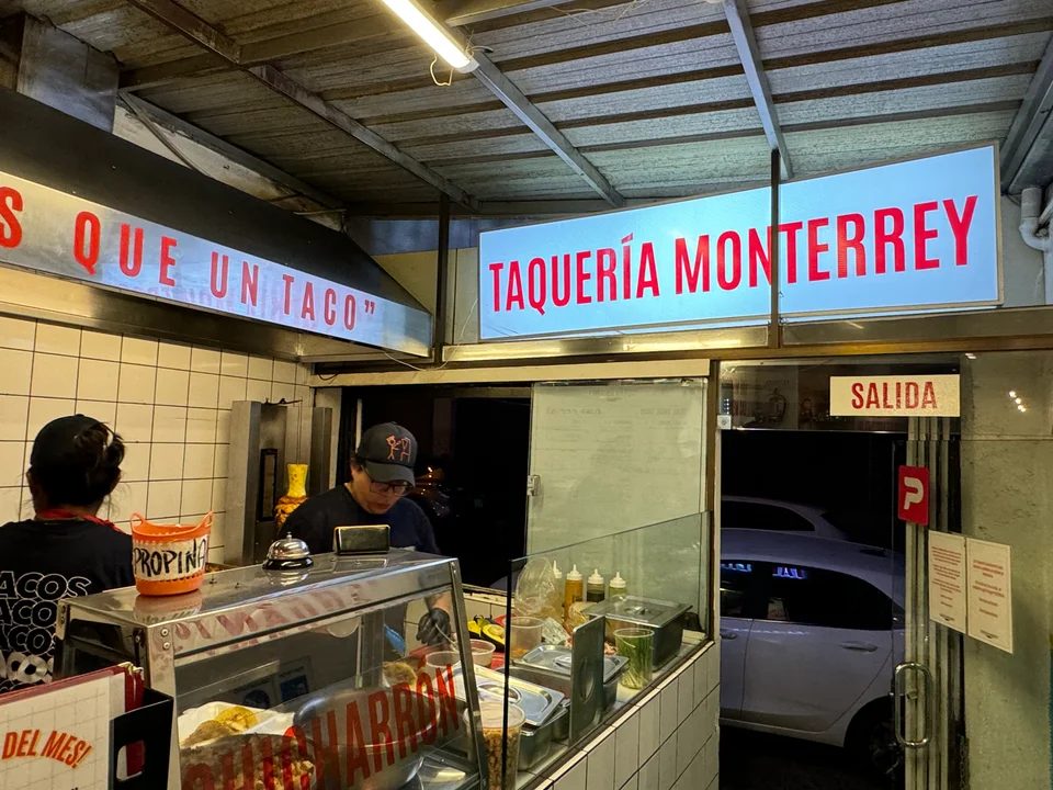 Taquería Monterrey lanza campaña solidaria para ayudar a perritos en situación de calle con el apoyo de la diputada Luisa Nayar.