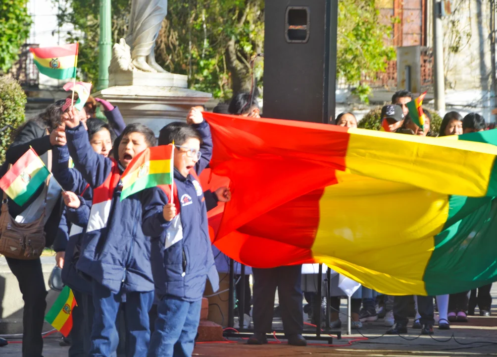 Bolivia Conmemora el 199° Aniversario de la Creación de la Bandera Nacional