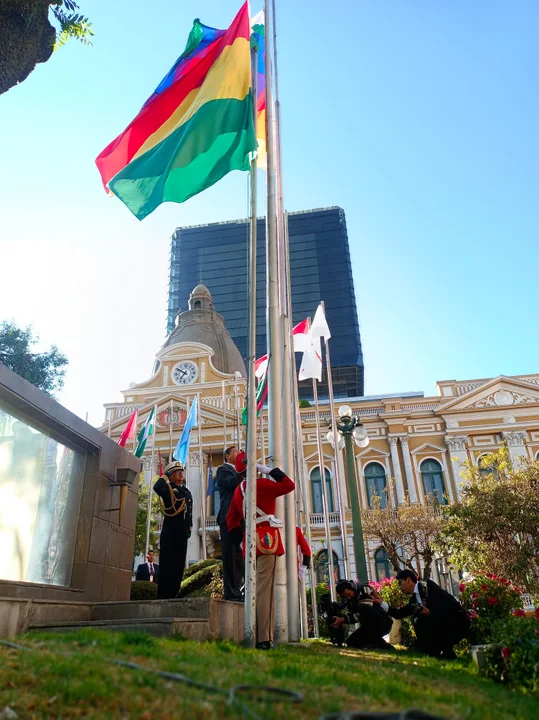 Bolivia Conmemora el 199° Aniversario de la Creación de la Bandera Nacional