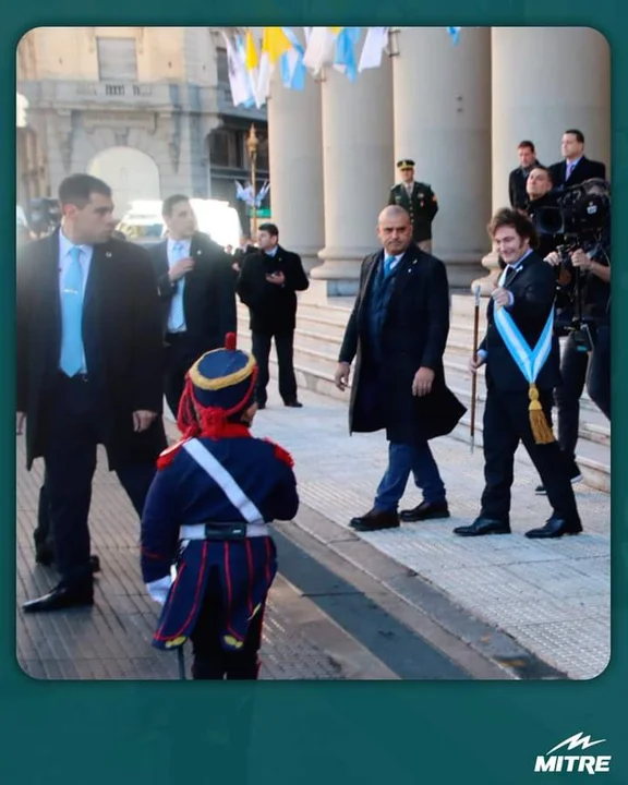 Javier Milei estuvo presente junto a los Granaderos del acto en homenaje al general José de San Martín