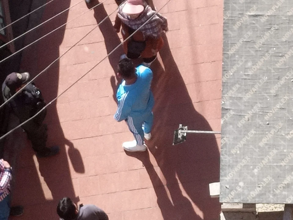 Empresario Harold Lora, con detención preventiva, golpea a albañil frente a sus escoltas policiales