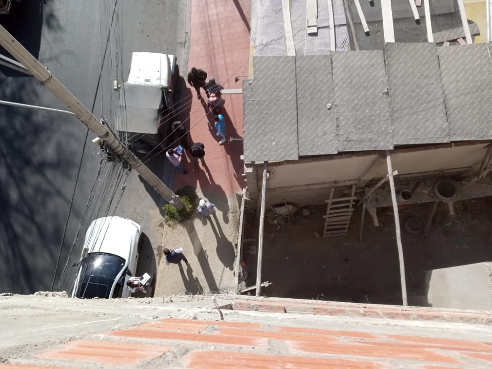 Empresario Harold Lora, con detención preventiva, golpea a albañil frente a sus escoltas policiales