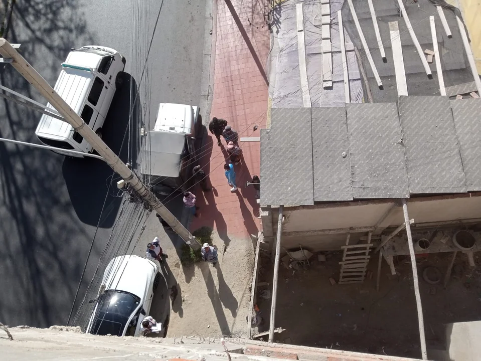 Empresario Harold Lora, con detención preventiva, golpea a albañil frente a sus escoltas policiales