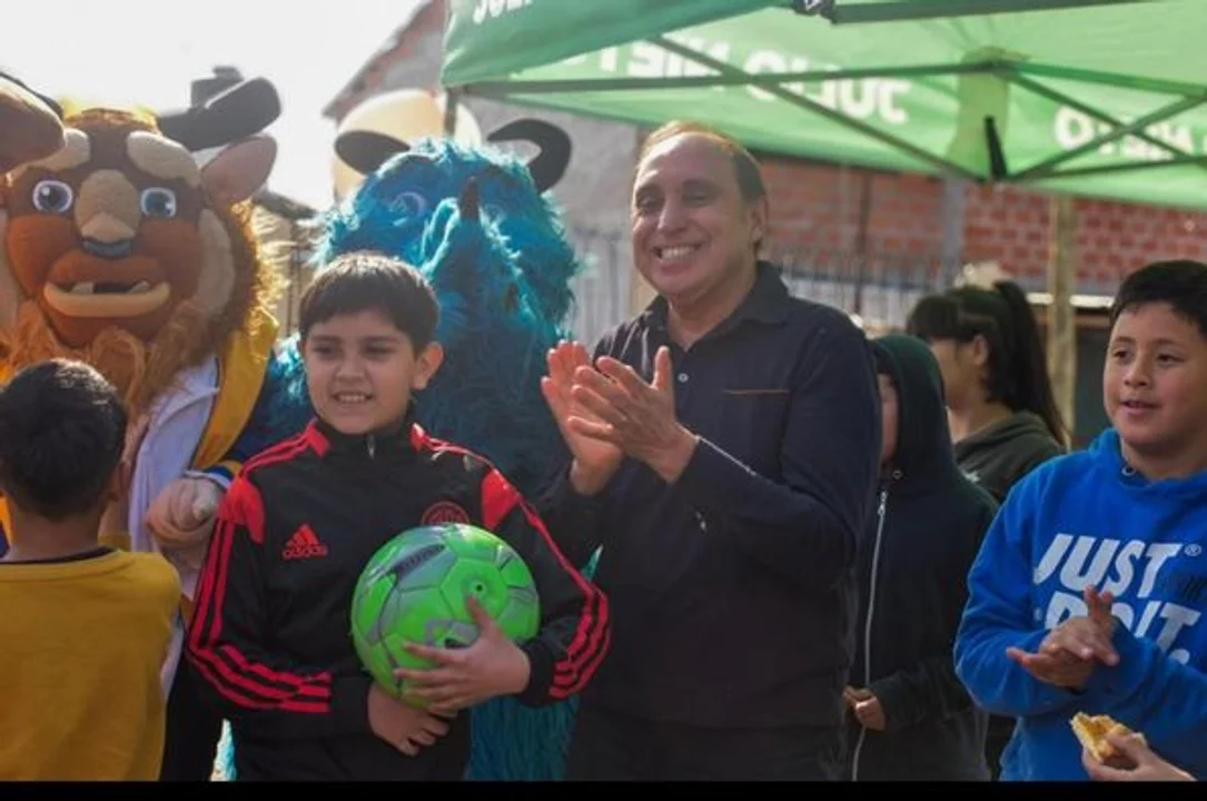 Julio Nieto durante la celebración del Dia de la Niñez .